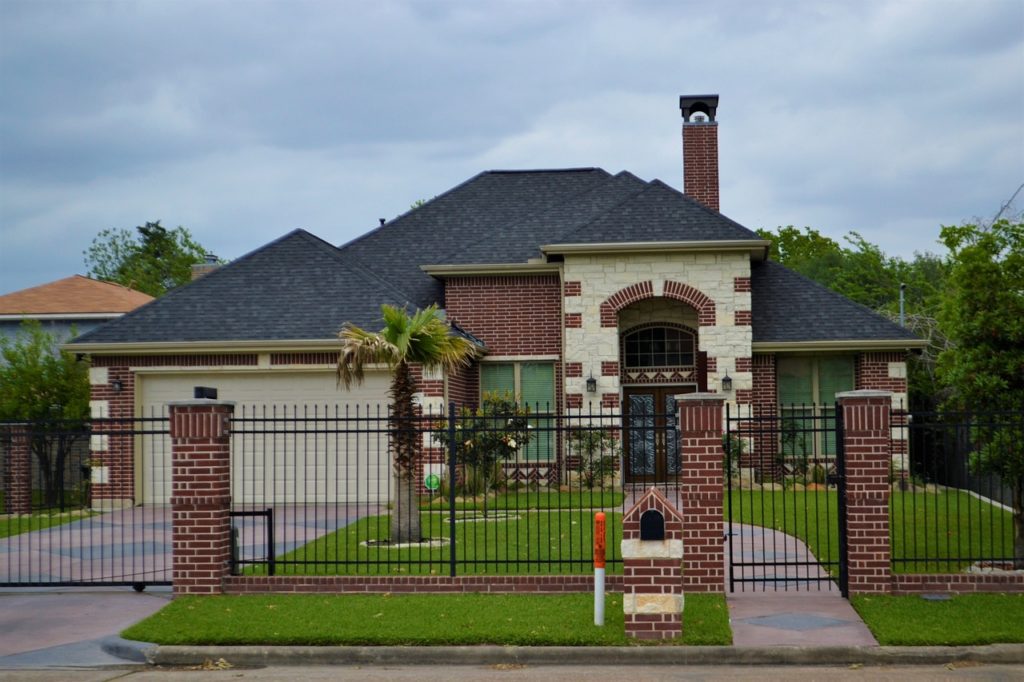 A nicely maintained house.